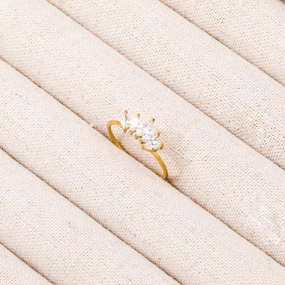 Size 7 | 18K Gold Plated Cubic Zirconia Crown Ring - Picture 5 of 9